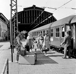 854115 Afbeelding van de Bergland Expres naar Bolzano langs het perron van het N.S.-station Den Haag S.S. te Den Haag.